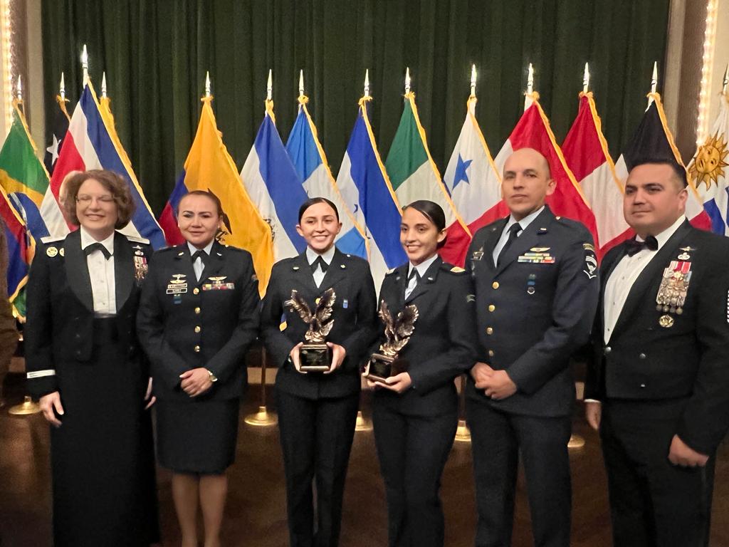 La IAAFA otorgó máxima distinción a estudiantes de su Fuerza Aérea Colombiana