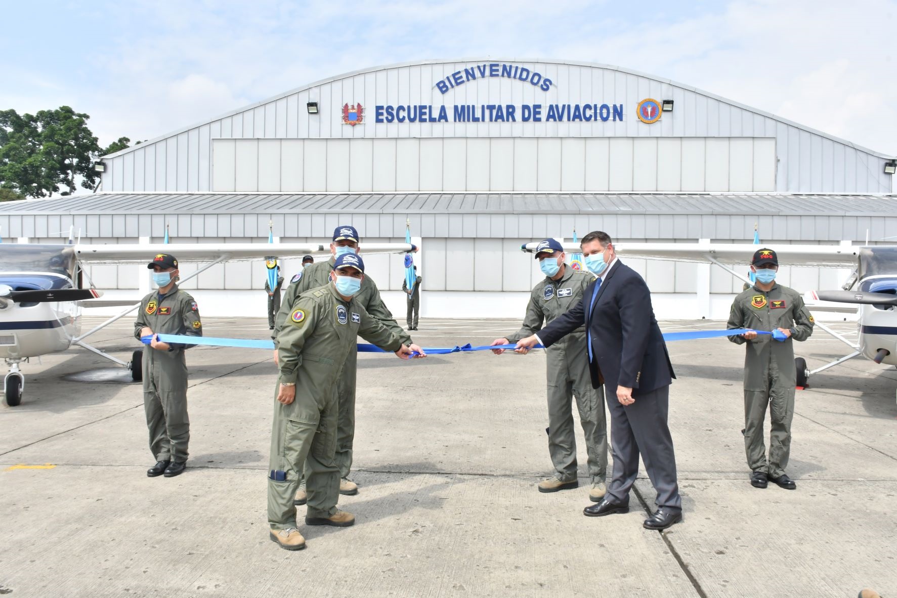 Un guerrero incansable del aire le da la bienvenida a un nuevo avión de entrenamiento Un guerrero incansable del aire le da la bienvenida a un nuevo avión de entrenamiento