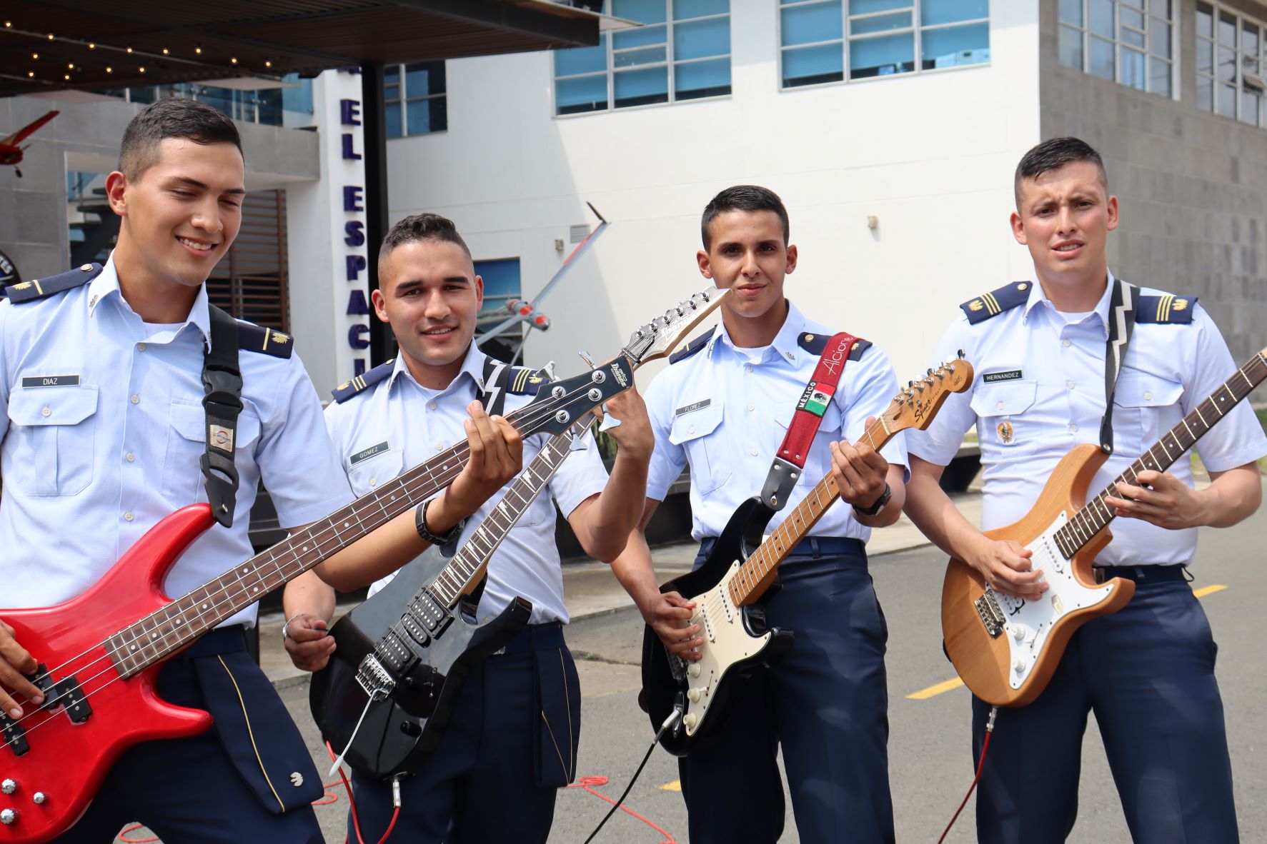 Entre bajos y guitarras se promueve la cultura en los cadetes de Emavi