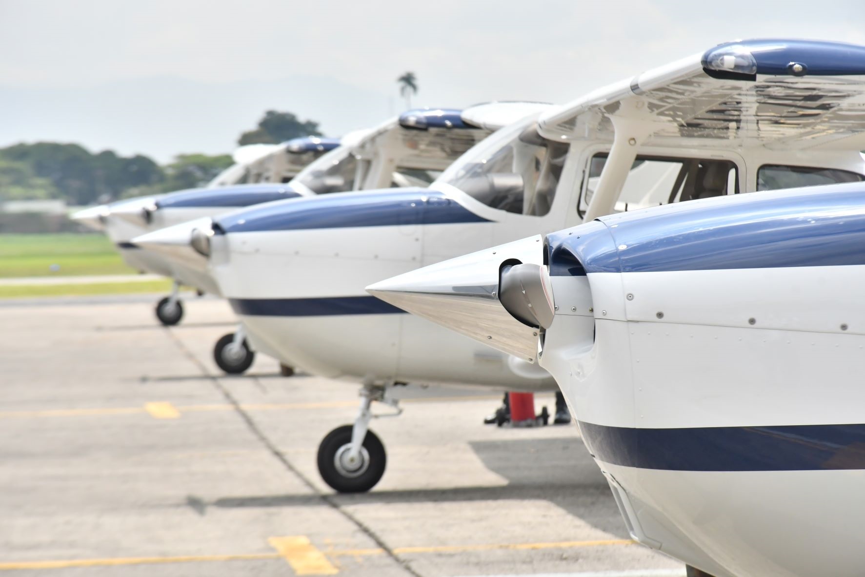 Un guerrero incansable del aire le da la bienvenida a un nuevo avión de entrenamiento Un guerrero incansable del aire le da la bienvenida a un nuevo avión de entrenamiento