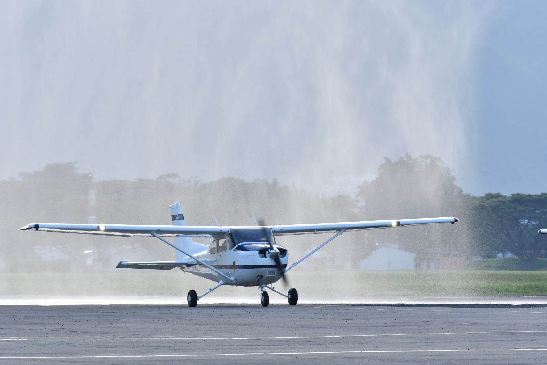 Un guerrero incansable del aire le da la bienvenida a un nuevo avión de entrenamiento Un guerrero incansable del aire le da la bienvenida a un nuevo avión de entrenamiento
