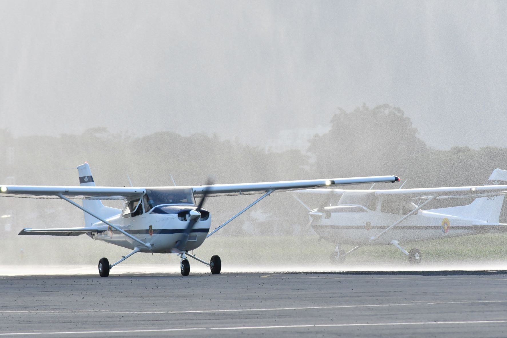 Un guerrero incansable del aire le da la bienvenida a un nuevo avión de entrenamiento Un guerrero incansable del aire le da la bienvenida a un nuevo avión de entrenamiento
